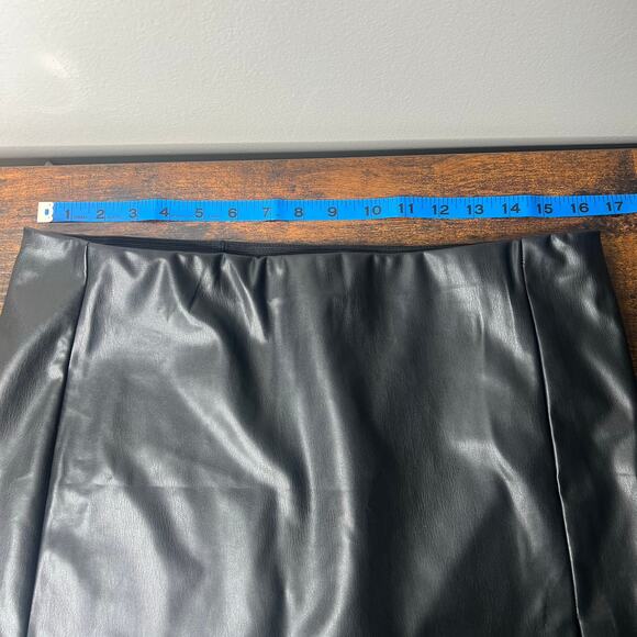 Women's Black Faux Leather Mini Skirt Size M Pull On Elastic Waist Side Slit - Picture 4 of 7